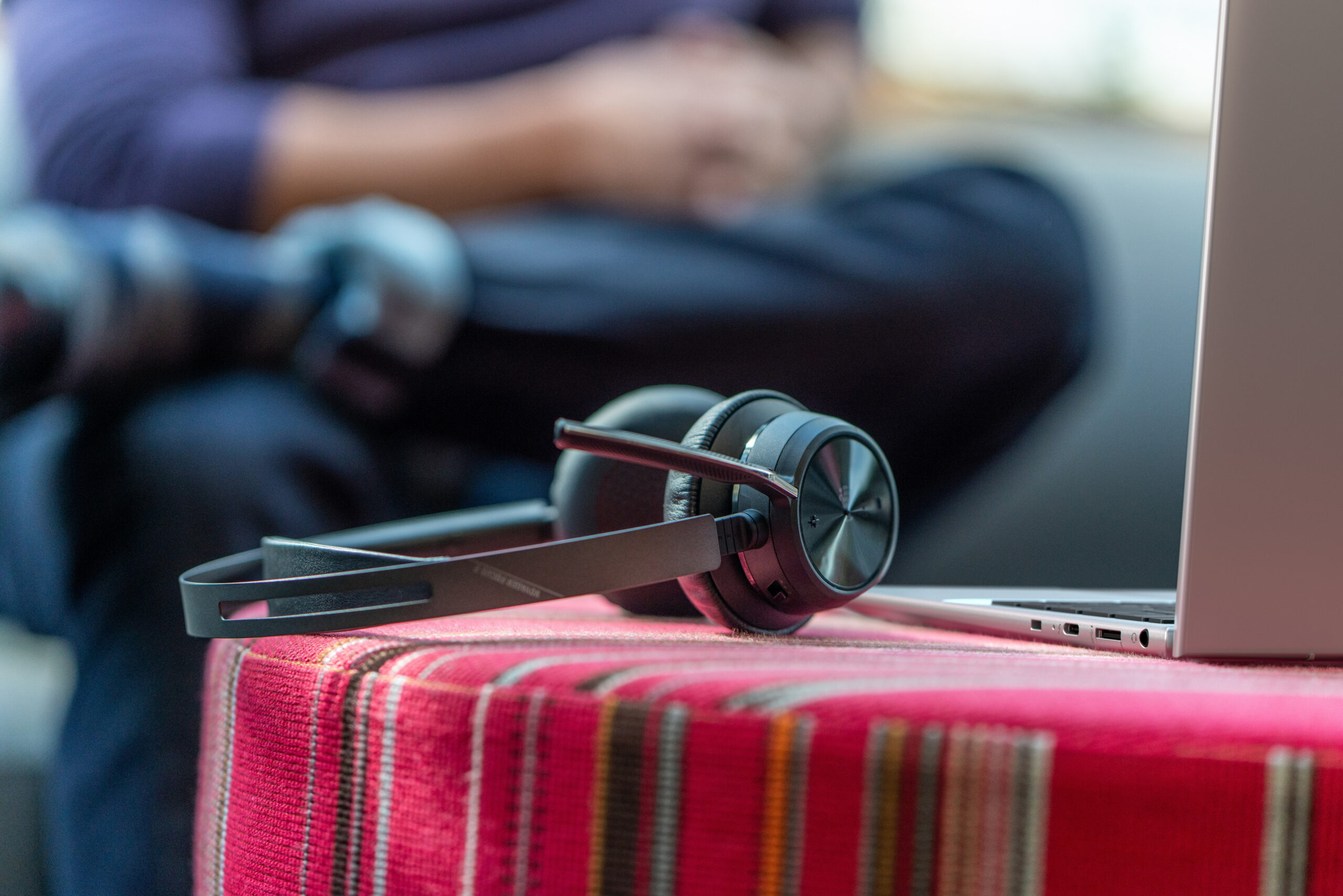 POLY Voyager Focus 2 USB-C headset met oplaadstatief - Afbeelding 4